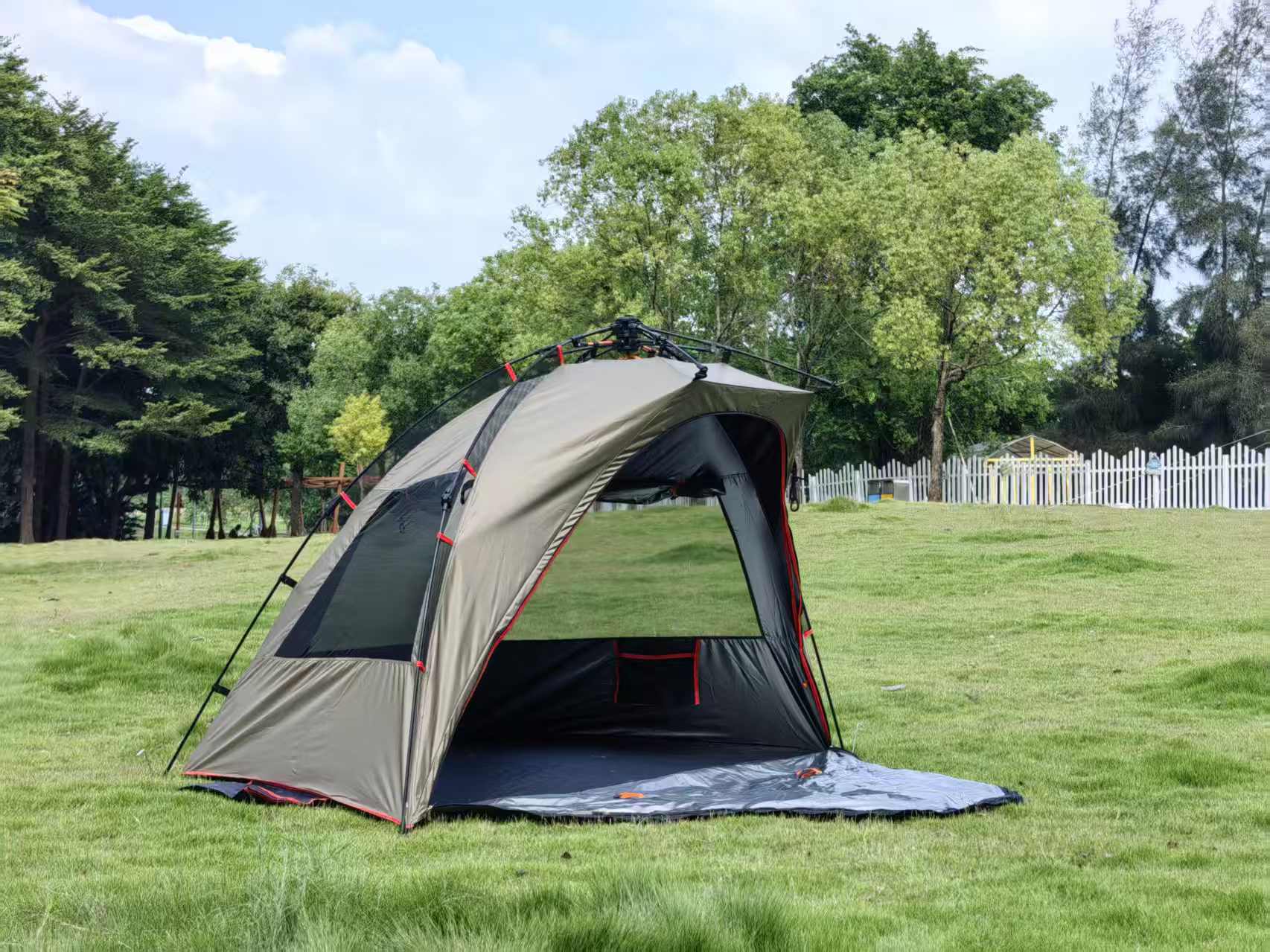  Automatic One-Bedroom Beach Tent for 1-2 People Black or Silver Coating Factory Wholesale